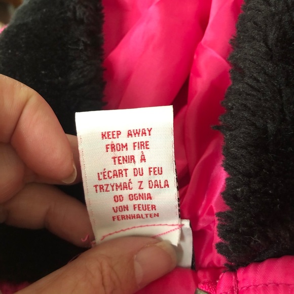 SOLD ! Lilly Wicket hot pink puffer vest. - Picture 4 of 5